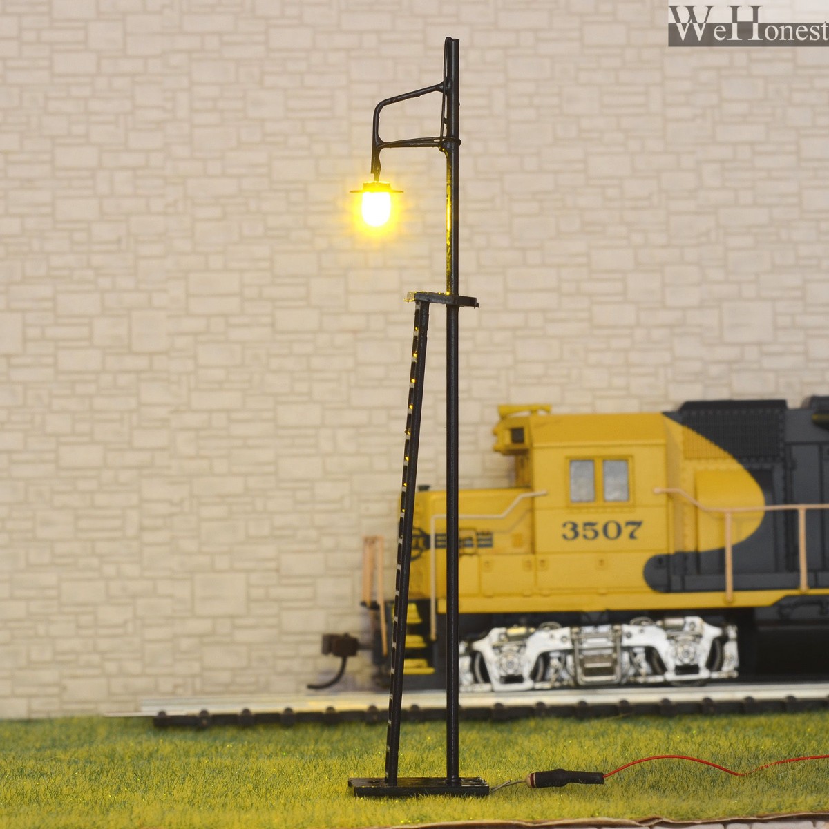 1  x   HO / OO gauge warm white LEDs made Yard Lights Lampposts + cover #R42-11